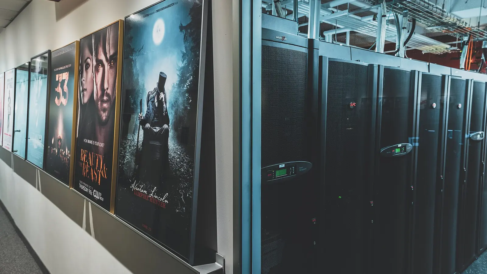 Corredor de servidores em um data center, com equipamentos de processamento organizados em racks.